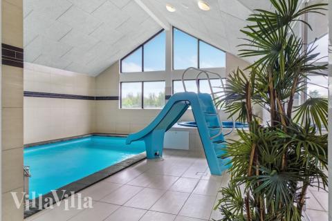 Feriehus 276 har et flott basseng med sklie, et stort innebygd boblebad og en badstue