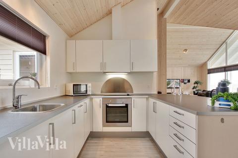 Kjøkkenet i luksushus nr. 274 er fullt utstyrt så dere lett kan lage mat til 16 personer.