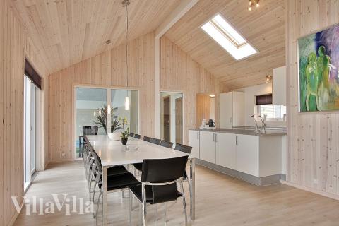 Det er plass til 16 personer i det store lyse oppholdsrommet i luksushus nr. 274.