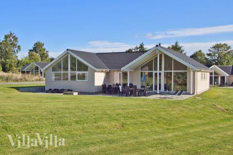 Dette lekre luksussommerhuset har plass til 16 personer. Det har basseng, spabad og andre aktiviteter som f.eks. biljard og bordtennis\r\n