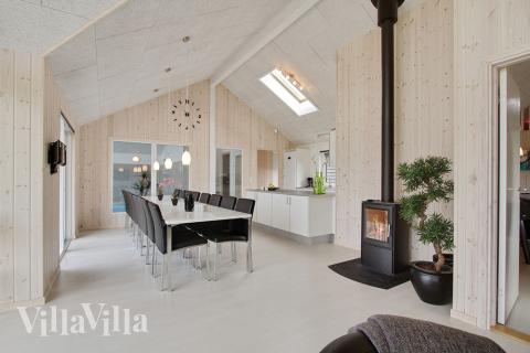 Det er plass til 16 personer i det store lyse oppholdsrommet i luksushus nr. 301.