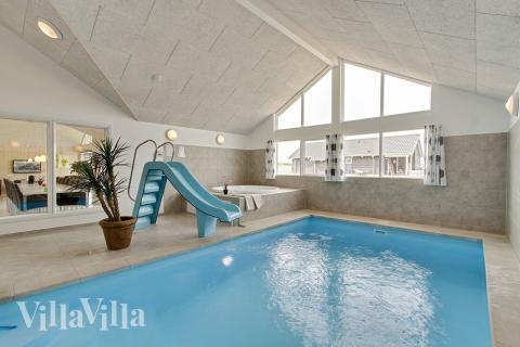 Feriehus 301 har et flott basseng med sklie, et stort innebygd boblebad og en badstue