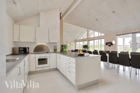 Kjøkkenet i luksushus nr. 301 er fullt utstyrt så dere lett kan lage mat til 16 personer.