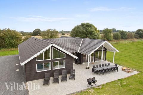 Dette luksushuset til 16 personer ligger ved Skåstrup strand på Nordfyn og har basseng, spabad og mange ulike aktiviteter som bordtennis og dart\r\n