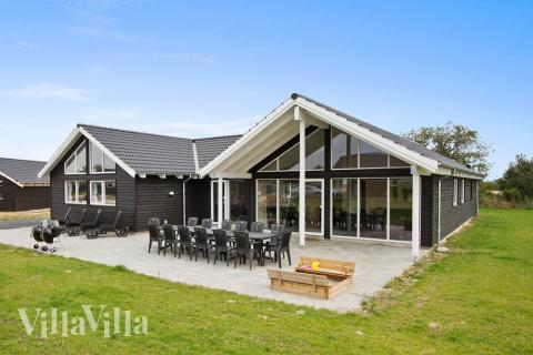 Luksushus nr. 301 har en deilig terrasse med gode hagemøbler til 16 personer.