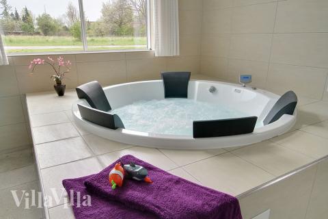 Nyt varmen i boblebadet i luksushus nr. 284 i Fyn og øyer