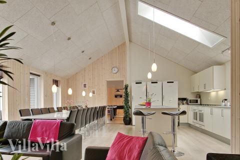 Det er plass til 20 personer i det store lyse oppholdsrommet i luksushus nr. 284.