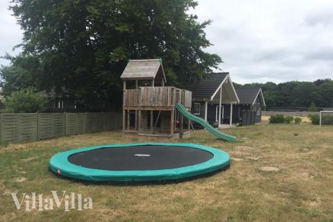 I det attraktive feriehuset nr. 284 i Fyn og øyer finnes det mengder av utendørsaktiviteter, som leketårn og huskestativ.