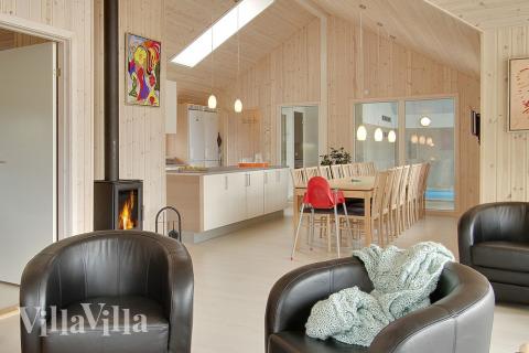 Det er plass til 18 personer i det store lyse oppholdsrommet i luksushus nr. 287.