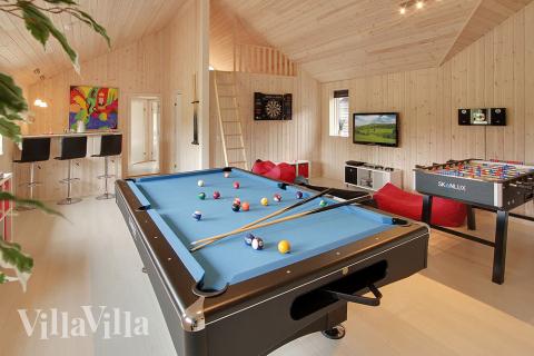 I tillegg til alle aktivitetsmulighetene i husets bassengavdeling, kan du også spille biljard, bordtennis og dart i luksushus nr. 287