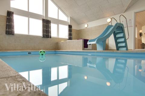 Feriehus 287 har et flott basseng med sklie, et stort innebygd boblebad og en badstue