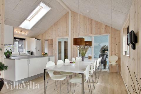 Det er plass til 16 personer i det store lyse oppholdsrommet i luksushus nr. 279.