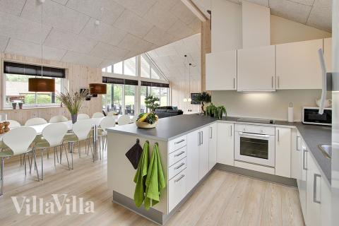 Kjøkkenet i luksushus nr. 279 er fullt utstyrt så dere lett kan lage mat til 16 personer.