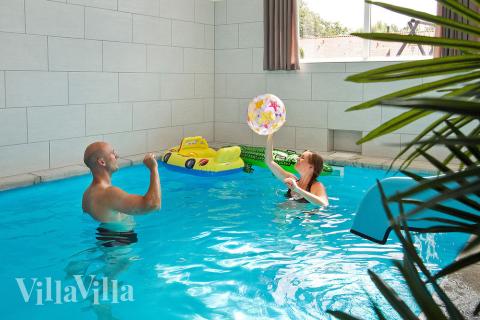 Feriehus 279 har et flott basseng med sklie, et stort innebygd boblebad og en badstue