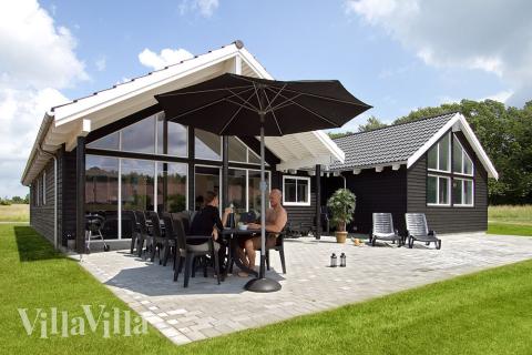 Luksushus nr. 279 har en deilig terrasse med gode hagemøbler til 16 personer.