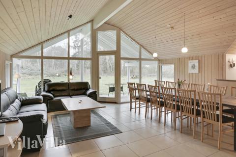 Det er plass til 12 personer i det store lyse oppholdsrommet i luksushus nr. 159.