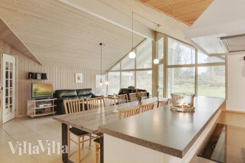 Det er god plass til at 12 personer sitter sammen i feriehusets oppholdsrom under et besøk i luksushus 159 i Lolland/Falster/Møn.