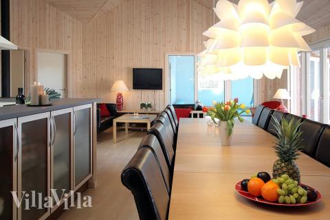 Det er plass til 22 personer i det store lyse oppholdsrommet i luksushus nr. 184.