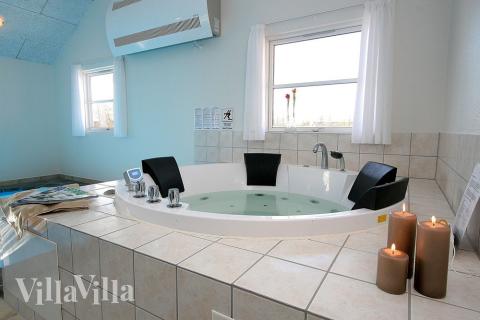 Nyt varmen i boblebadet i luksushus nr. 184 i Lolland/Falster/Møn