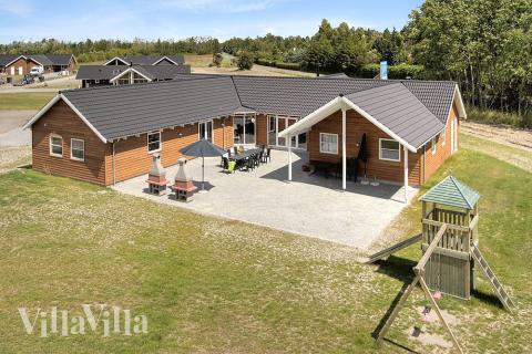 Stort feriehus med basseng i Marielyst, fullt av flotte detaljer som lekestue med tårn, lekehule, sklie, klatrevegg og dobbelt huskestativ\r\n