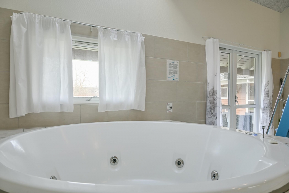 Nyt varmen i boblebadet i luksushus nr. 222 i Lolland/Falster/Møn