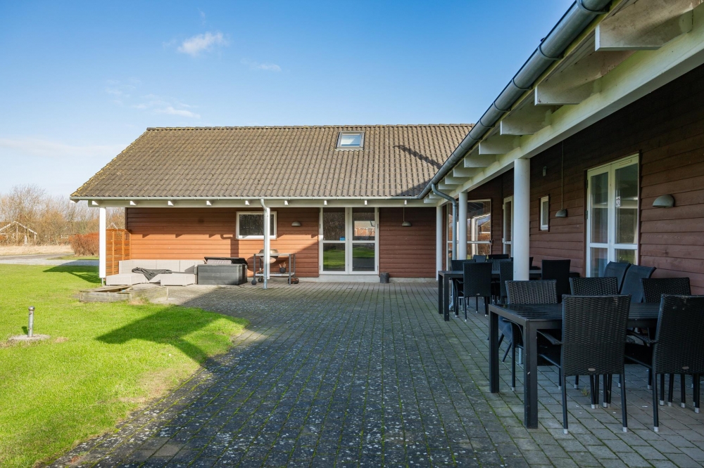 Dette lekre huset med svømmebasseng, nr. 222, med plass til 18 personer, ligger i Lolland/Falster/Møn