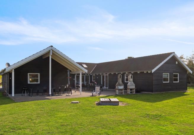 Dette lekre huset med svømmebasseng, nr. 208, med plass til 24 personer, ligger i Lolland/Falster/Møn