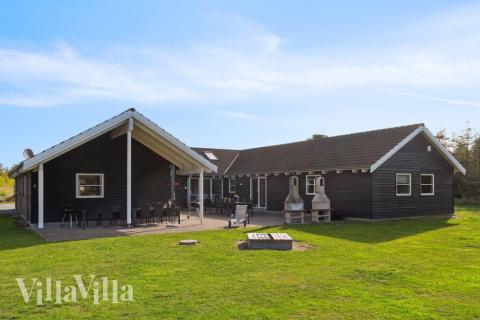 Dette lekre huset med svømmebasseng, nr. 208, med plass til 24 personer, ligger i Lolland/Falster/Møn