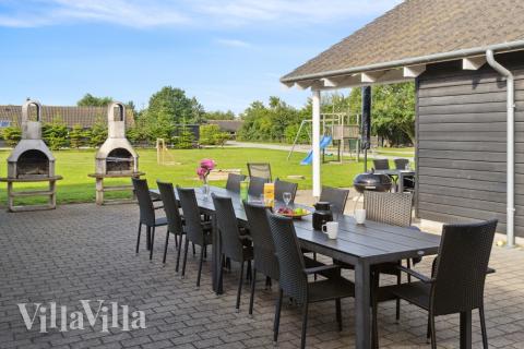 Nyt en grillkveld på terrassen i luksushus nr. 208 i Lolland/Falster/Møn