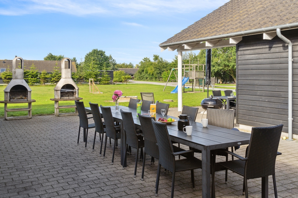 Nyt en grillkveld på terrassen i luksushus nr. 208 i Lolland/Falster/Møn