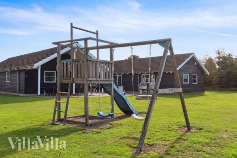 I det attraktive feriehuset nr. 208 i Lolland/Falster/Møn finnes det mengder av utendørsaktiviteter, som leketårn og huskestativ.