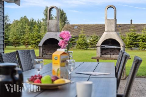 Luksushus nr. 208 har en deilig terrasse med gode hagemøbler til 24 personer.