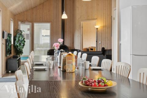 Det er plass til 24 personer i det store lyse oppholdsrommet i luksushus nr. 208.