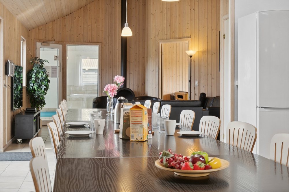 Det er plass til 24 personer i det store lyse oppholdsrommet i luksushus nr. 208.