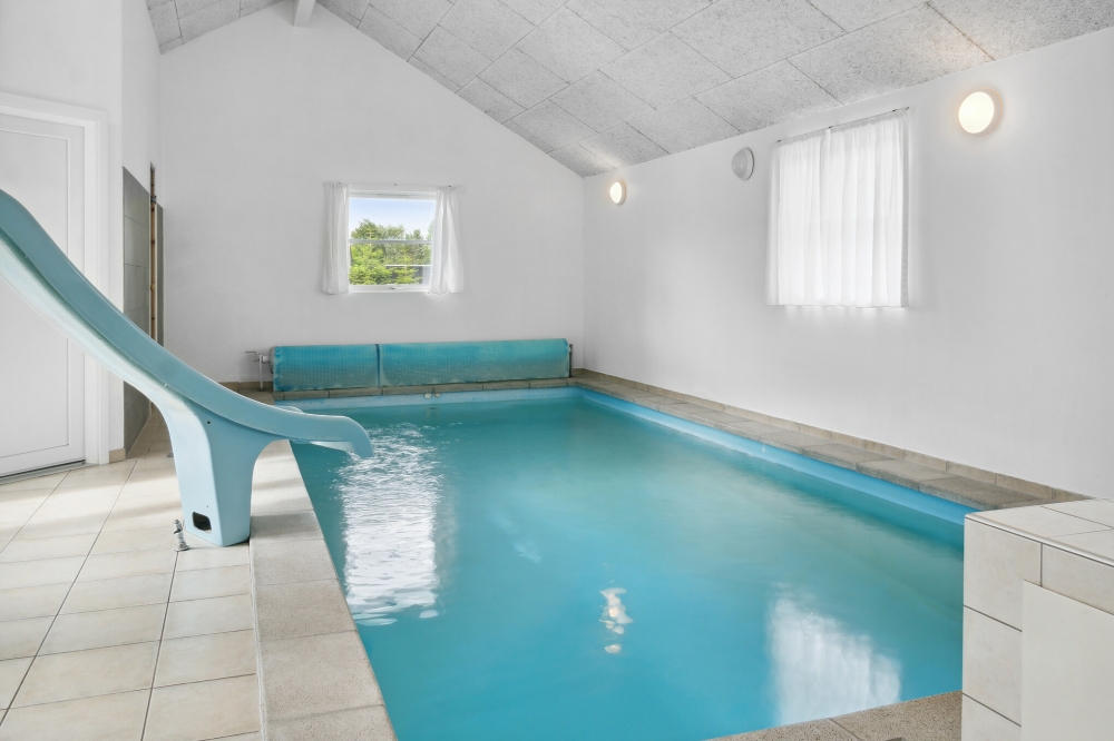 Det flotte bassenget i luksushus nr. 208 til 24 personer
