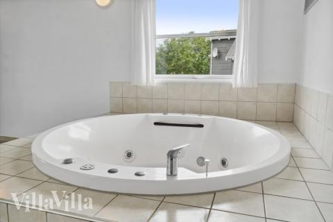 Nyt varmen i boblebadet i luksushus nr. 208 i Lolland/Falster/Møn