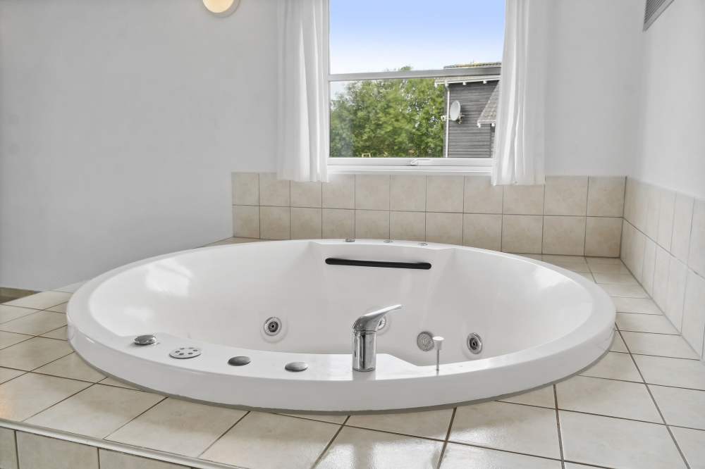 Nyt varmen i boblebadet i luksushus nr. 208 i Lolland/Falster/Møn