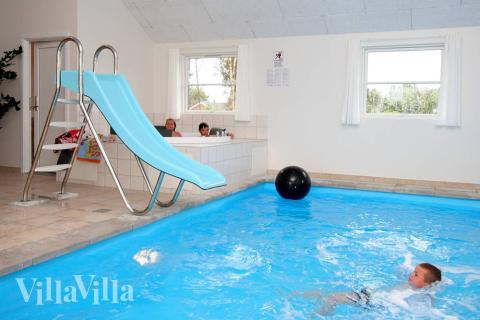 Feriehus 177 har et flott basseng med sklie, et stort innebygd boblebad og en badstue