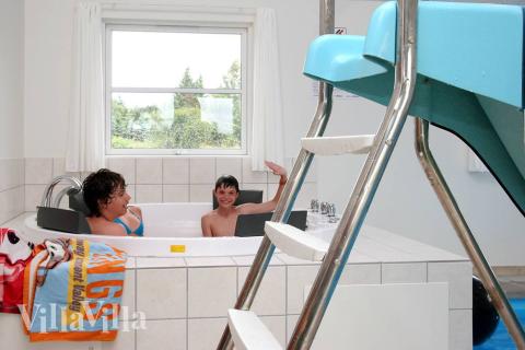 Nyt varmen i boblebadet i luksushus nr. 177 i Lolland/Falster/Møn