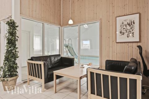 Det er plass til 24 personer i det store lyse oppholdsrommet i luksushus nr. 177.