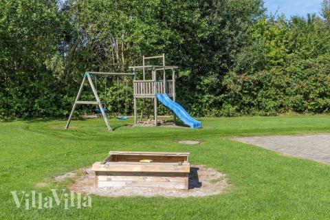 I det attraktive feriehuset nr. 177 i Lolland/Falster/Møn finnes det mengder av utendørsaktiviteter, som leketårn og huskestativ.