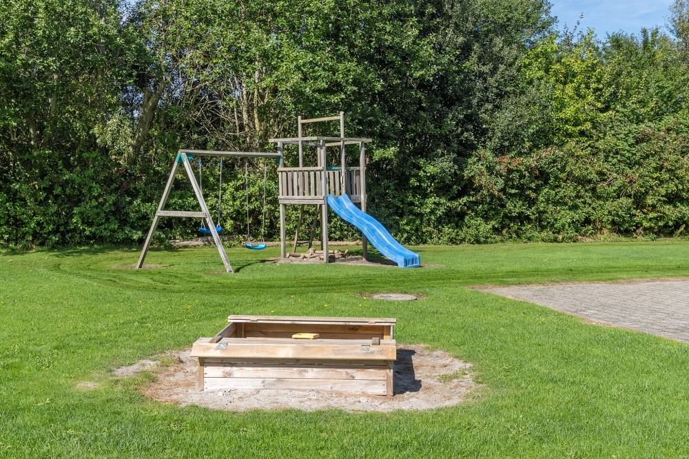 I det attraktive feriehuset nr. 177 i Lolland/Falster/Møn finnes det mengder av utendørsaktiviteter, som leketårn og huskestativ.