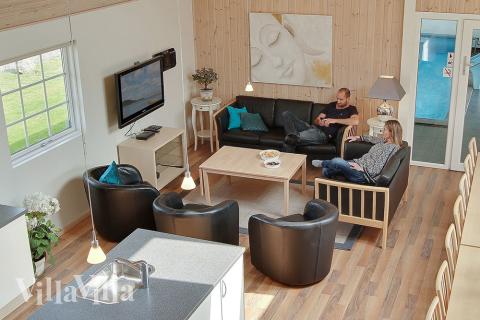 Det er plass til 20 personer i det store lyse oppholdsrommet i luksushus nr. 253.