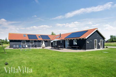 Dette lekre huset med svømmebasseng, nr. 253, med plass til 20 personer, ligger i Lolland/Falster/Møn