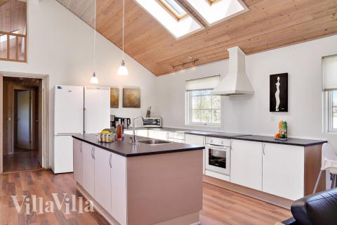 Kjøkkenet i luksushus nr. 253 er fullt utstyrt så dere lett kan lage mat til 20 personer.