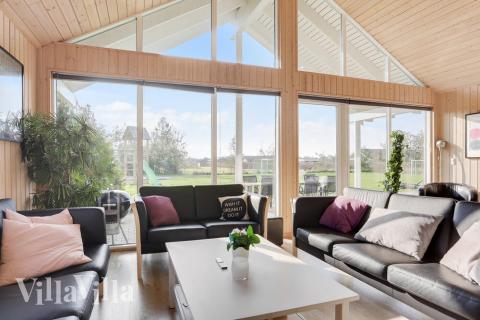 Det er plass til 18 personer i det store lyse oppholdsrommet i luksushus nr. 272.