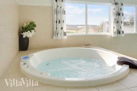 Nyt varmen i boblebadet i luksushus nr. 272 i Lolland/Falster/Møn