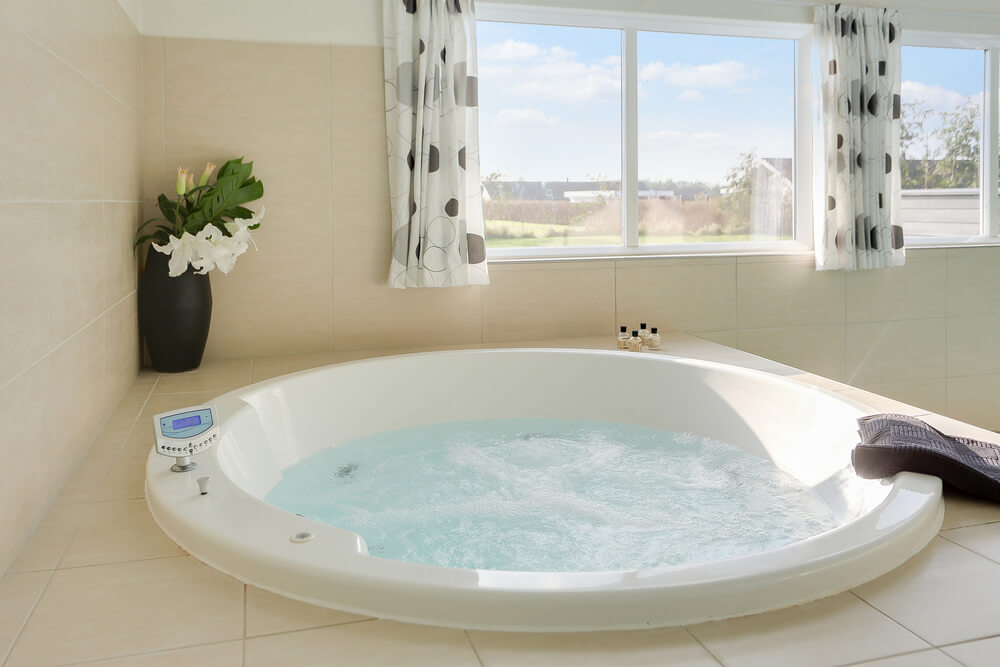 Nyt varmen i boblebadet i luksushus nr. 272 i Lolland/Falster/Møn