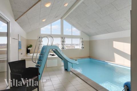 Feriehus 272 har et flott basseng med sklie, et stort innebygd boblebad og en badstue