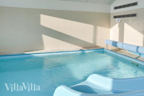 Det flotte bassenget i luksushus nr. 272 til 18 personer